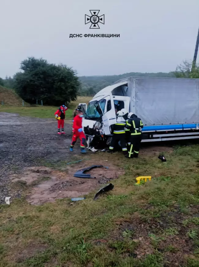 В ДТП у Павлівці зіткнулися дві вантажівки: в одній з них застряг чоловік (ФОТО З МІСЦЯ)