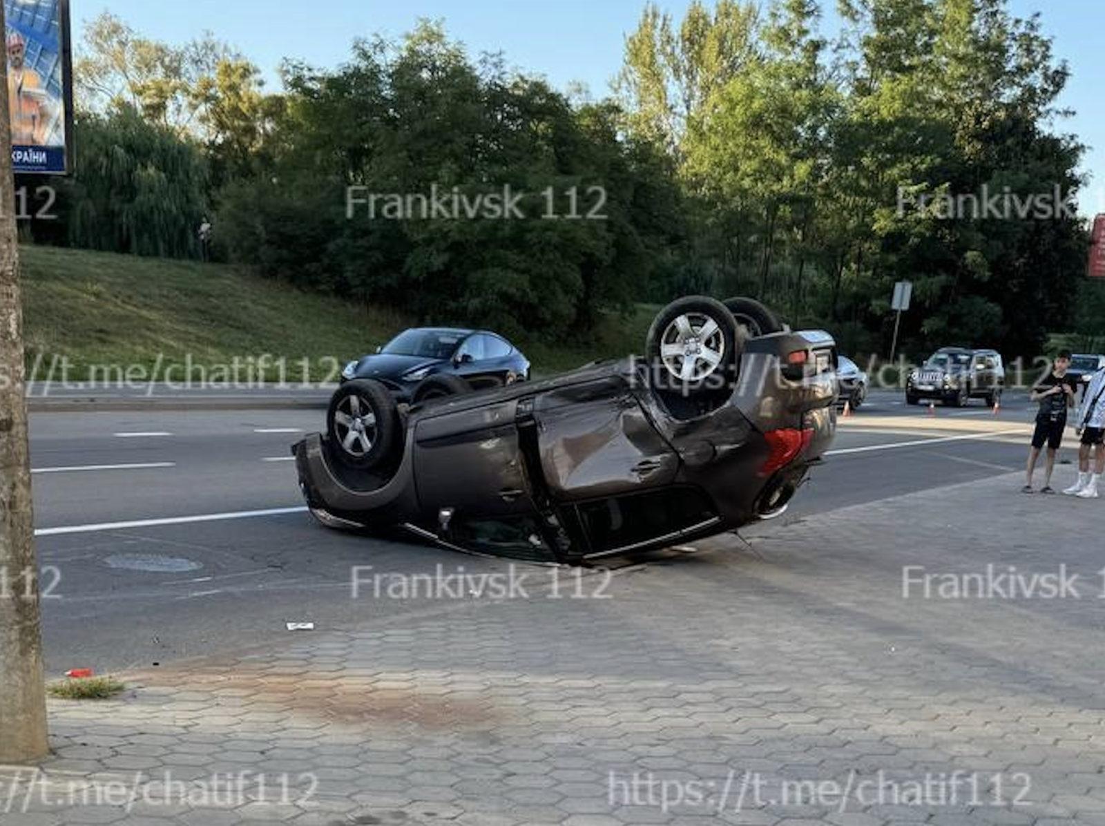 У Франківську на Набережній автомобіль перекинувся на дах (ФОТО, ОНОВЛЕНО)