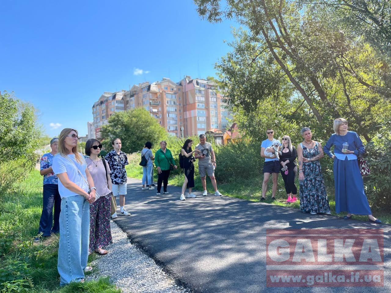 “Ми не спостерігаємо, ми – діємо”: франківці збирають підписи за створення парку ветеранів України й проти забудови озера