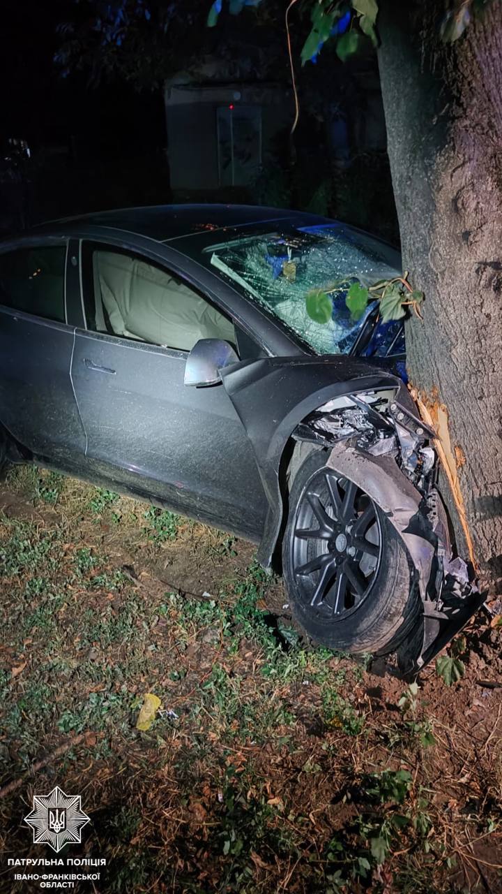 У Франківську ймовірно п’яний водій втікав від патрульних, але не розминувся з деревом (ФОТО З МІСЦЯ)