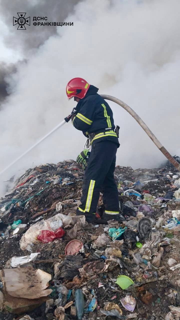 Під Франківськом всю ніч гасили пожежу на міському сміттєзвалищі (ФОТО З МІСЦЯ)