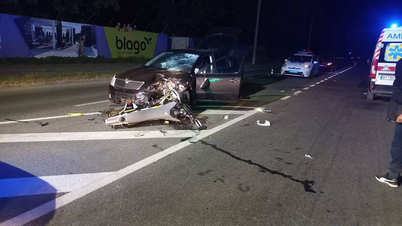 На Набережній “Шкода” зіткнулася з мотоциклом: водій двоколісника в лікарні (ФОТО)