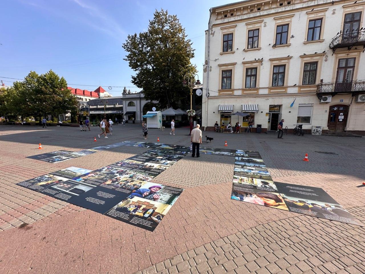 У центрі Франківська влаштували одноденну вуличну фотовиставку та пропонували містянам написати листи політв’язням