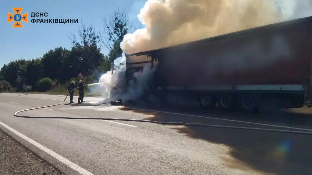 На Прикарпатті серед дороги горіла вантажівка (ФОТО)