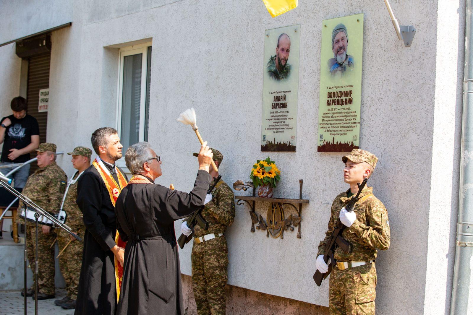 Позивний “Архітектор”: пам’ятну дошку полеглому Володимиру Карвацькому відкрили у Франківську (ФОТО)