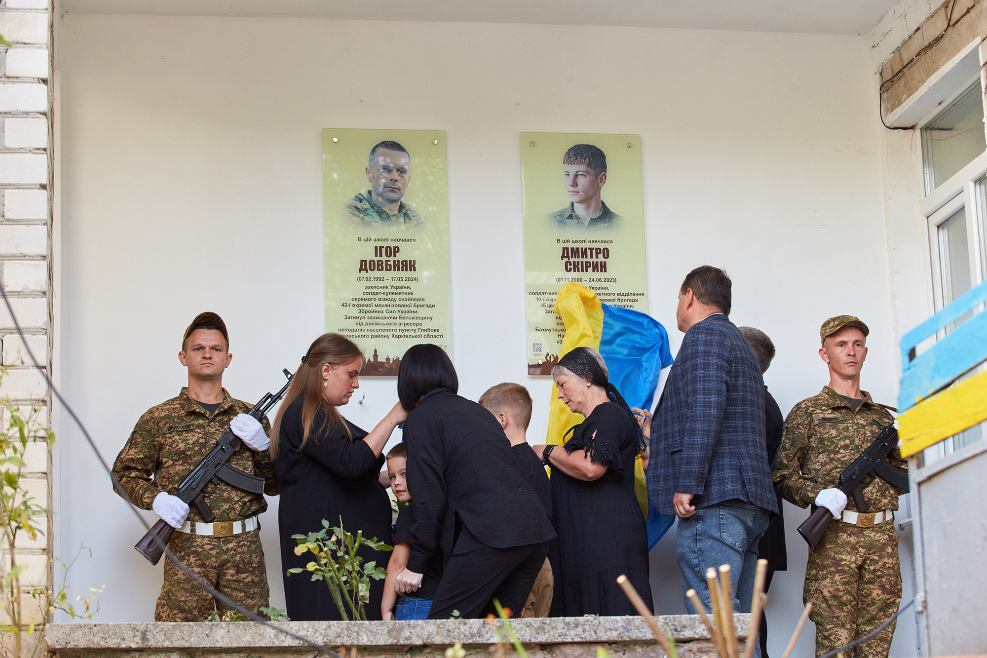 Памʼятні дошки воїнам Ігорю Довбняку та Дмитру Скірину відкрили на фасаді франківського ліцею (ФОТО)