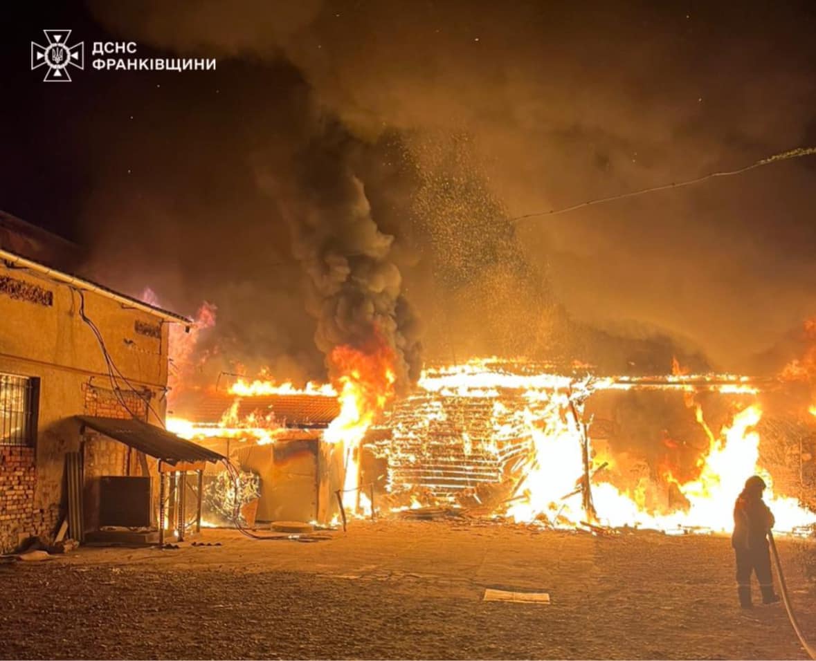 У Коломиї ліквідували масштабну пожежу на території складу магазину (ФОТО)