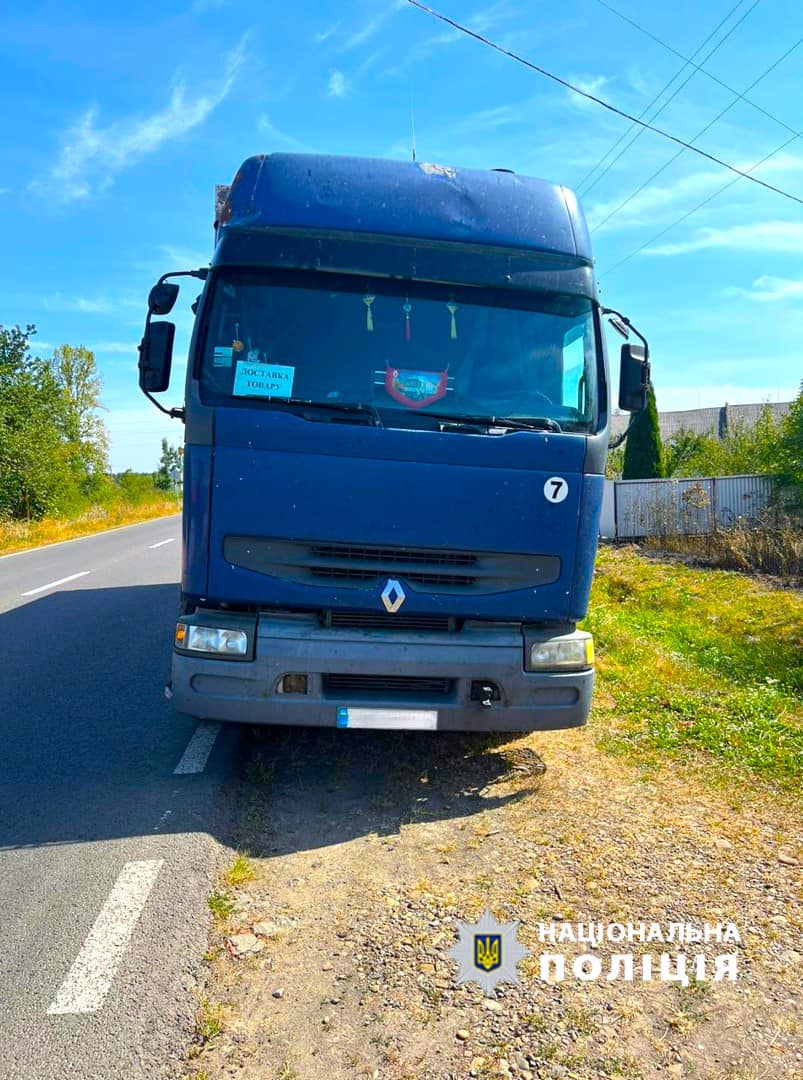 На Коломийщині вантажівка зіткнулась зі скутером: водій двоколісника у лікарні (ФОТО)