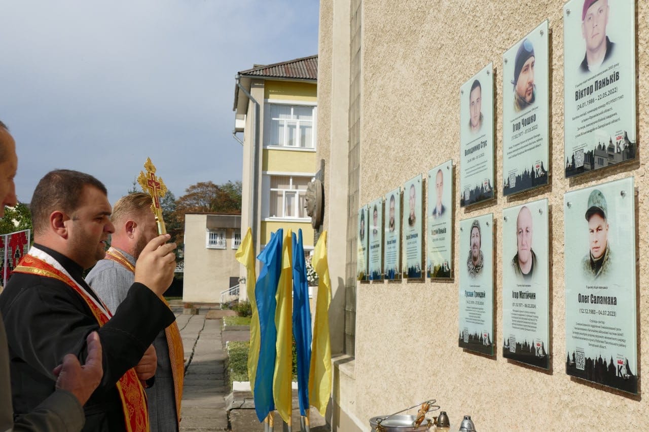 У Калуші відкрили пам’ятні дошки трьом полеглим захисникам: Руслану Триндею, Олегу Саламасі та Ігору Матійчину