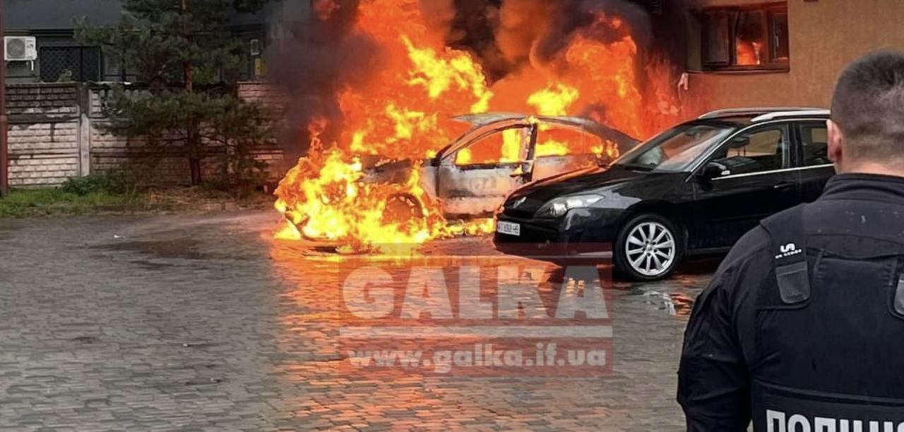 У дворі на Довженка палав автомобіль (ФОТО, ВІДЕО)