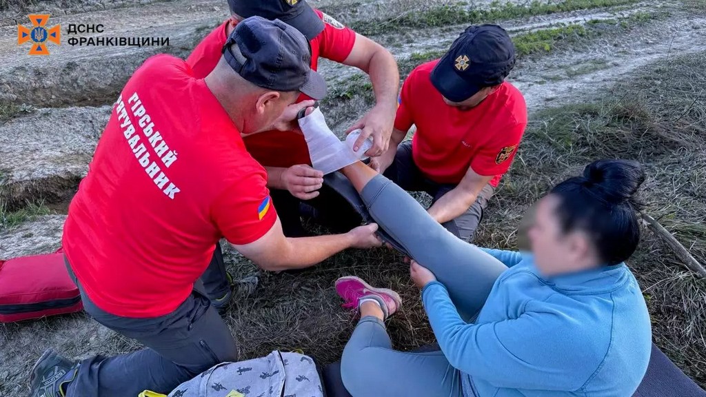 У горах на Надвірнянщині врятували травмовану жінку (ФОТОФАКТ)