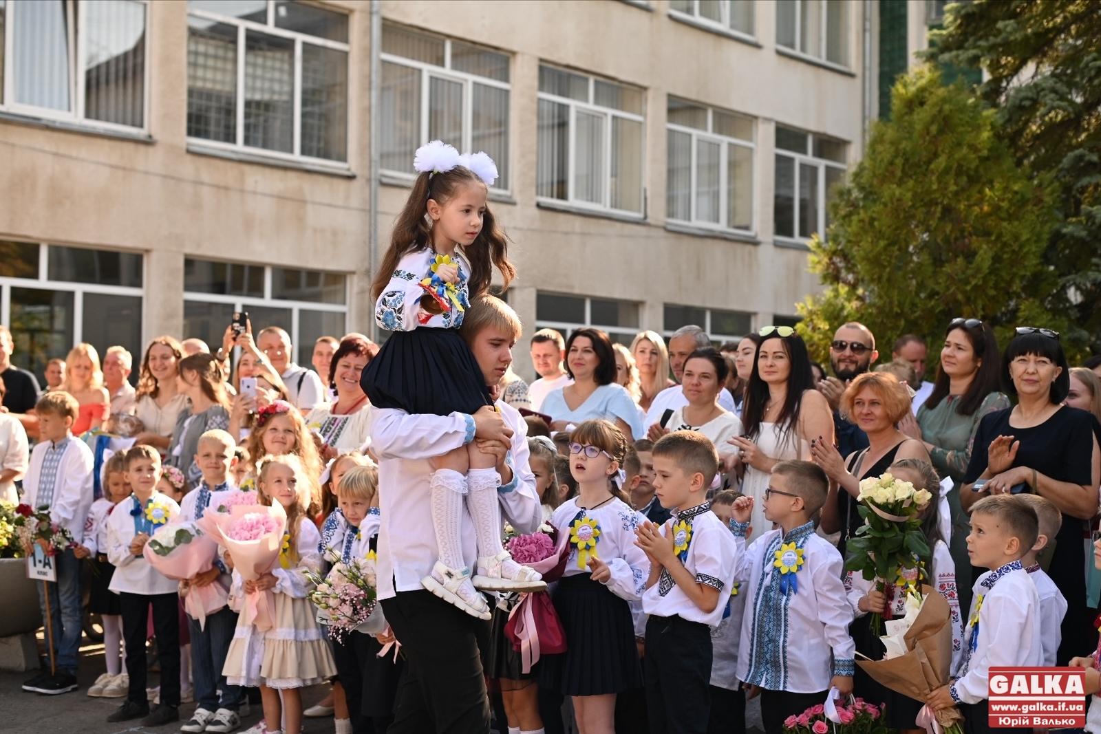 У вишиванках та з донатами: як у Франківську пролунав перший дзвоник (ФОТО, ВІДЕО)