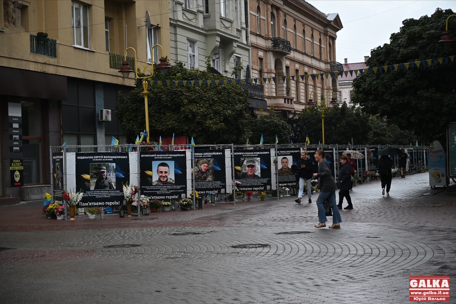 Місто “не зупинилося”: як у Франківську минула перша загальноміська хвилина мовчання (ФОТО)