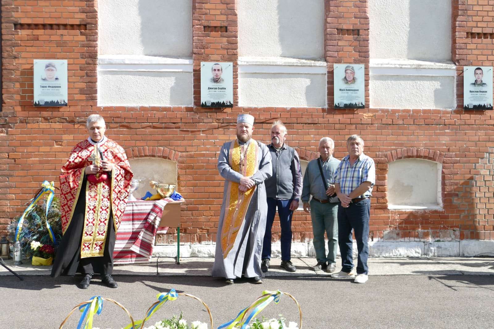 На фасаді Калуського ліцею №1 відкрили і освятили інтерактивні дошки полеглим захисникам (ФОТО)