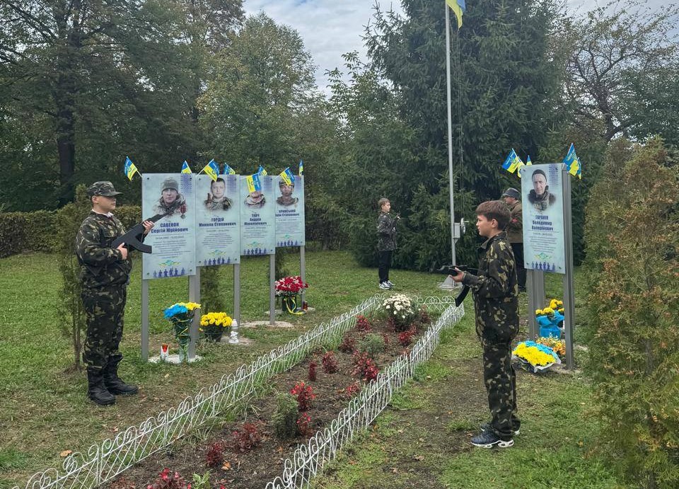 У косівському ліцеї відкрили алею у пам’ять про загиблих випускників (ФОТО)