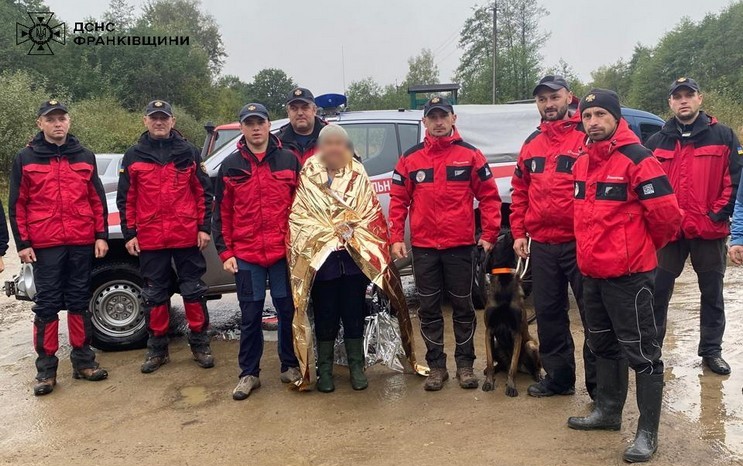 Знайшли літню жінку, яка ніч блукала лісом на Калущині (ФОТОФАКТ)