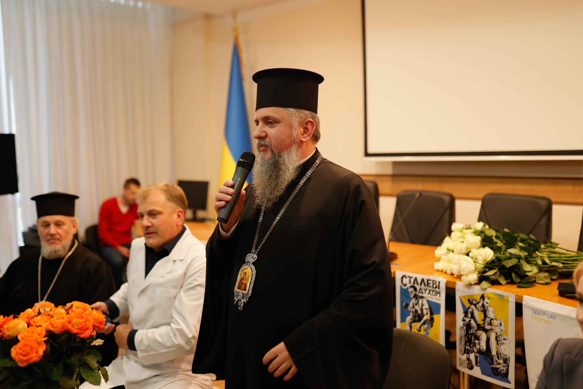 Глава ПЦУ Епіфаній зустрівся з воїнами у франківській лікарні (ФОТО)