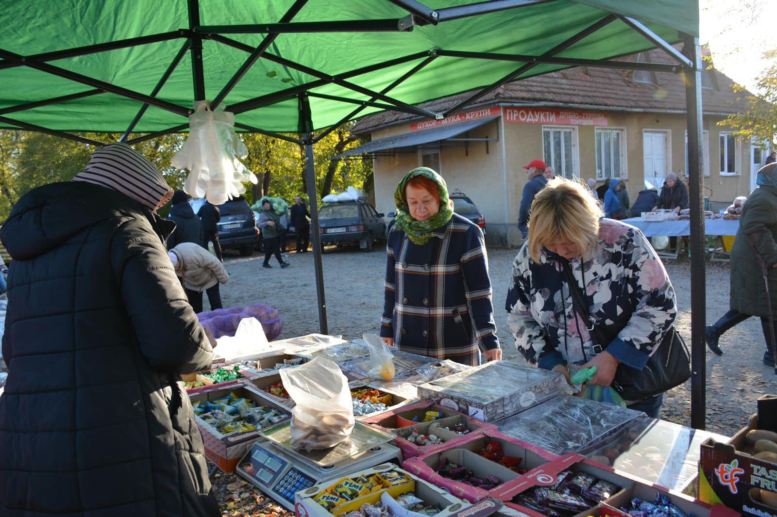 У Надвірній пройшов осінній ярмарок, де свою продукцію представили понад 40 мешканців