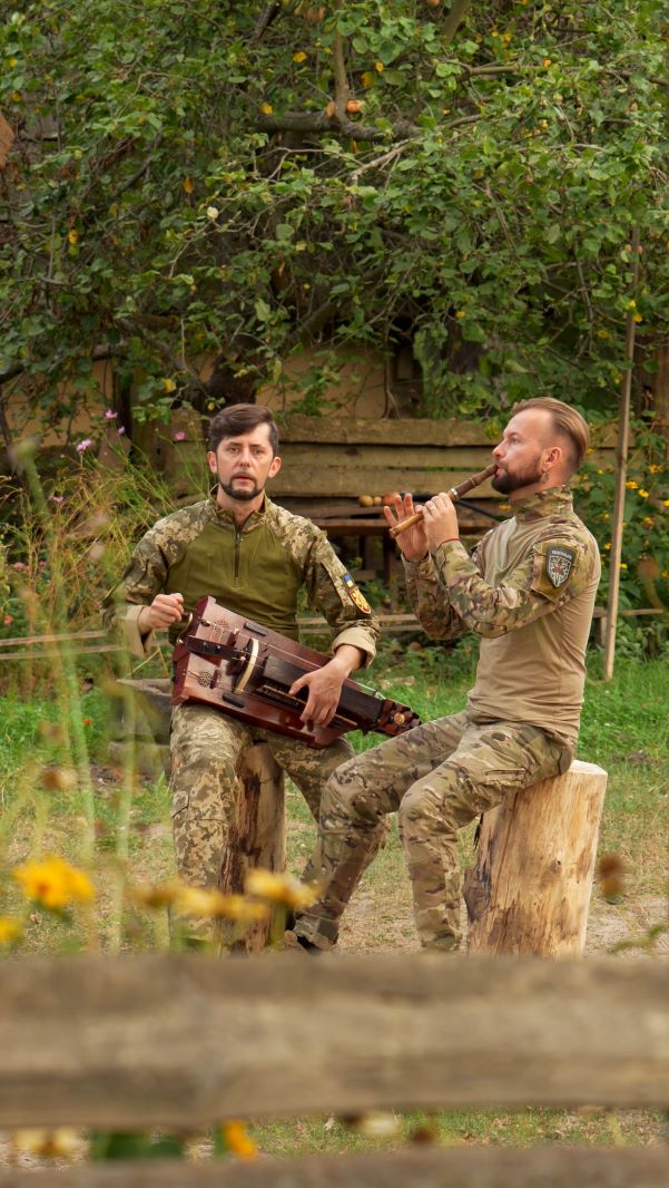 Доброволець та музикант Мишко Адамчак втілює проєкт “Рок Сопілкар” (ФОТО)