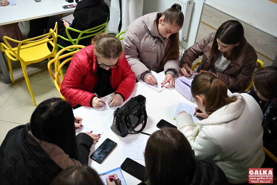 З вшануванням воїнів та під звук сирени: як у Франківську писали радіодиктант національної єдності (ФОТО)