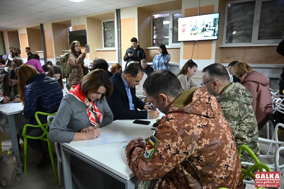 З вшануванням воїнів та під звук сирени: як у Франківську писали радіодиктант національної єдності (ФОТО)