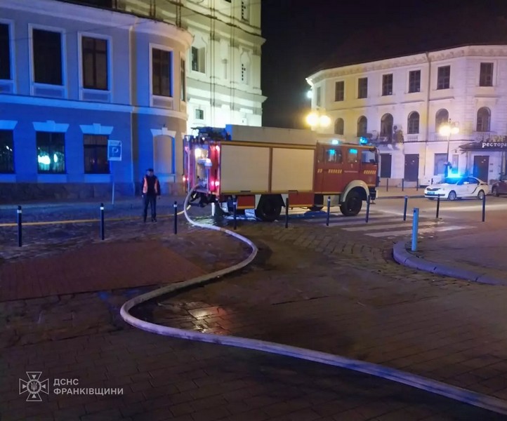 У центрі Франківська на місці пожежі мертвою знайшли жінку (ФОТО З МІСЦЯ)