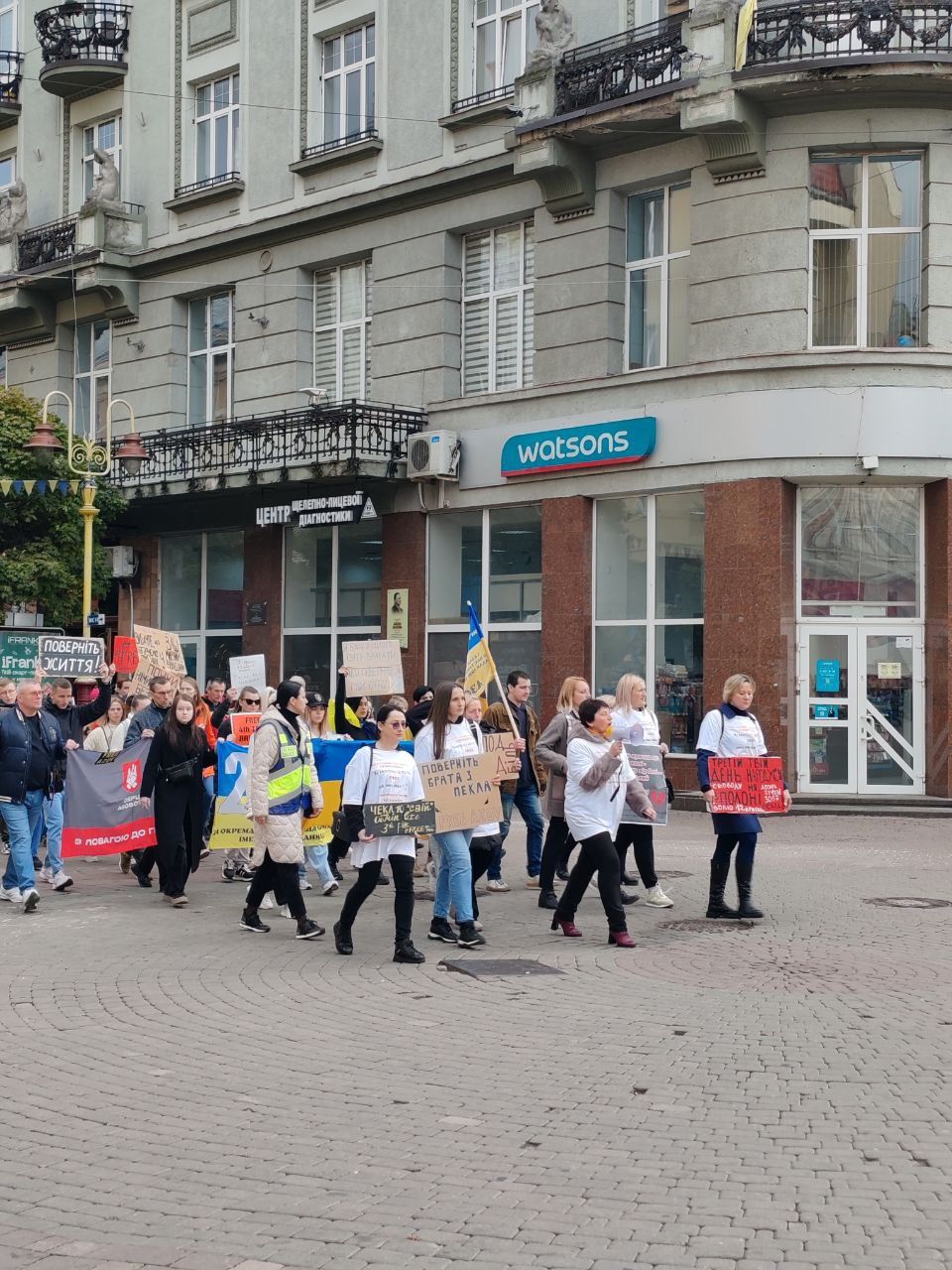 У Франківську пройшла акція-нагадування про полонених азовців (ФОТО)