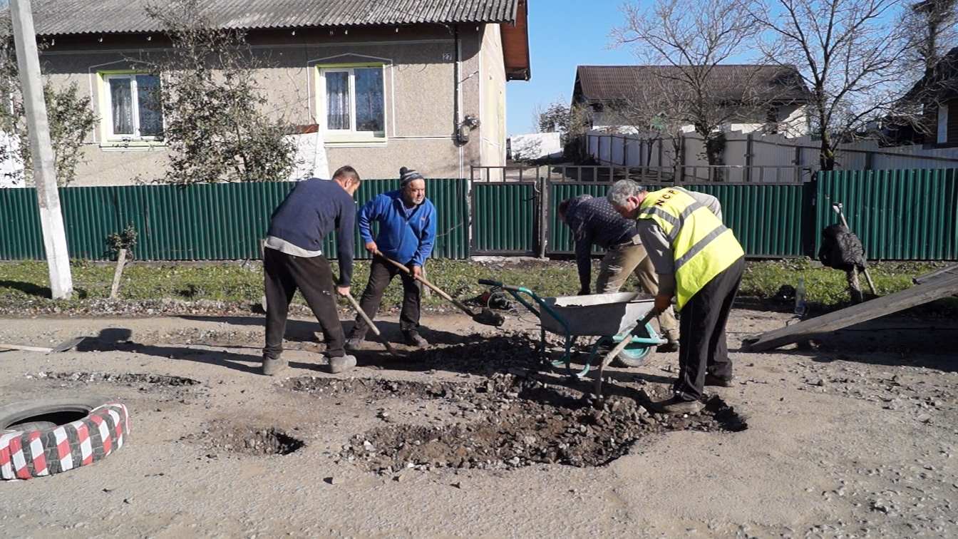 Мешканці Отинійської громади зібрали понад 650 тисяч, щоб відремонтувати дорогу (ВІДЕО)