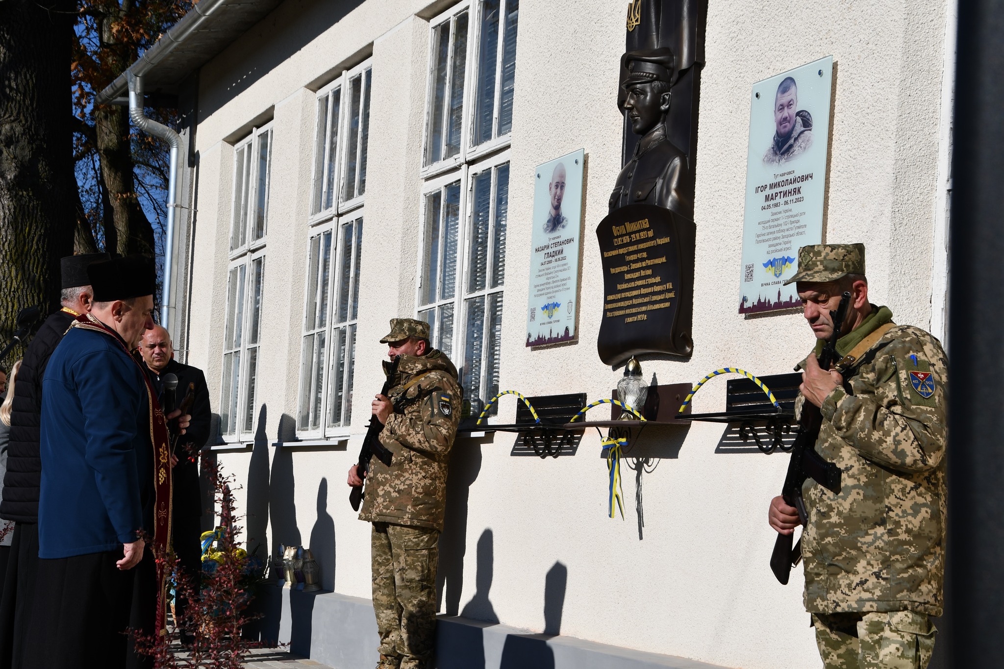 На Прикарпатті відкрили памʼятні дошки бійцям Назарію Гладкому та Ігорю Мартиняку (ФОТО)