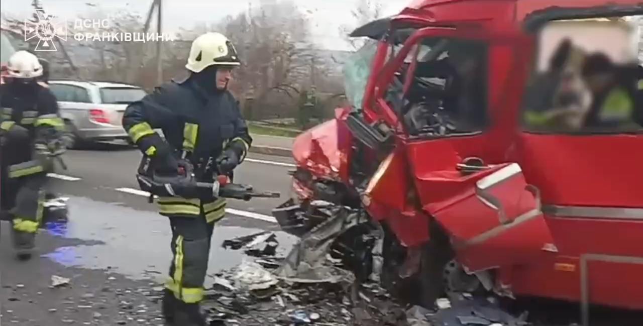 На Калущині зіткнулися седан і мікроавтобус: є травмований (ВІДЕО)