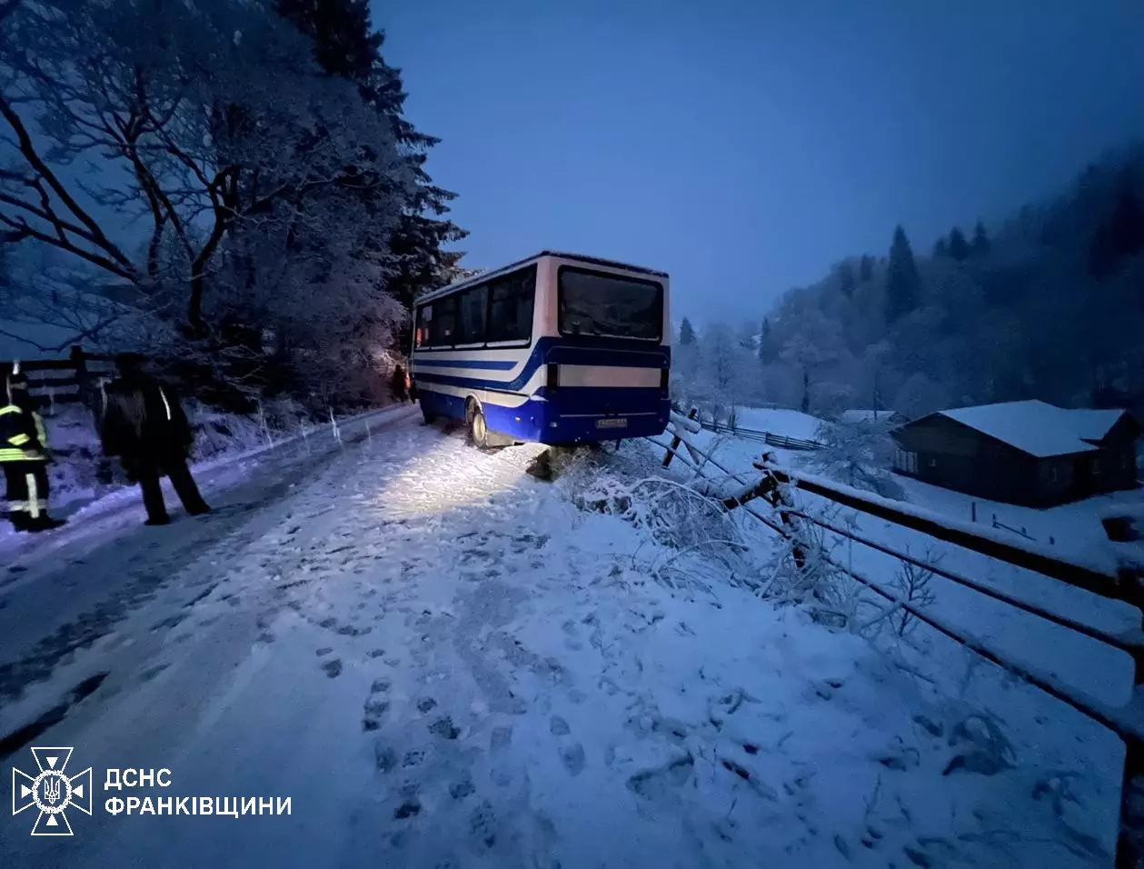 На Верховинщині автобус з’їхав на узбіччя та застряг там (ФОТОФАКТ)