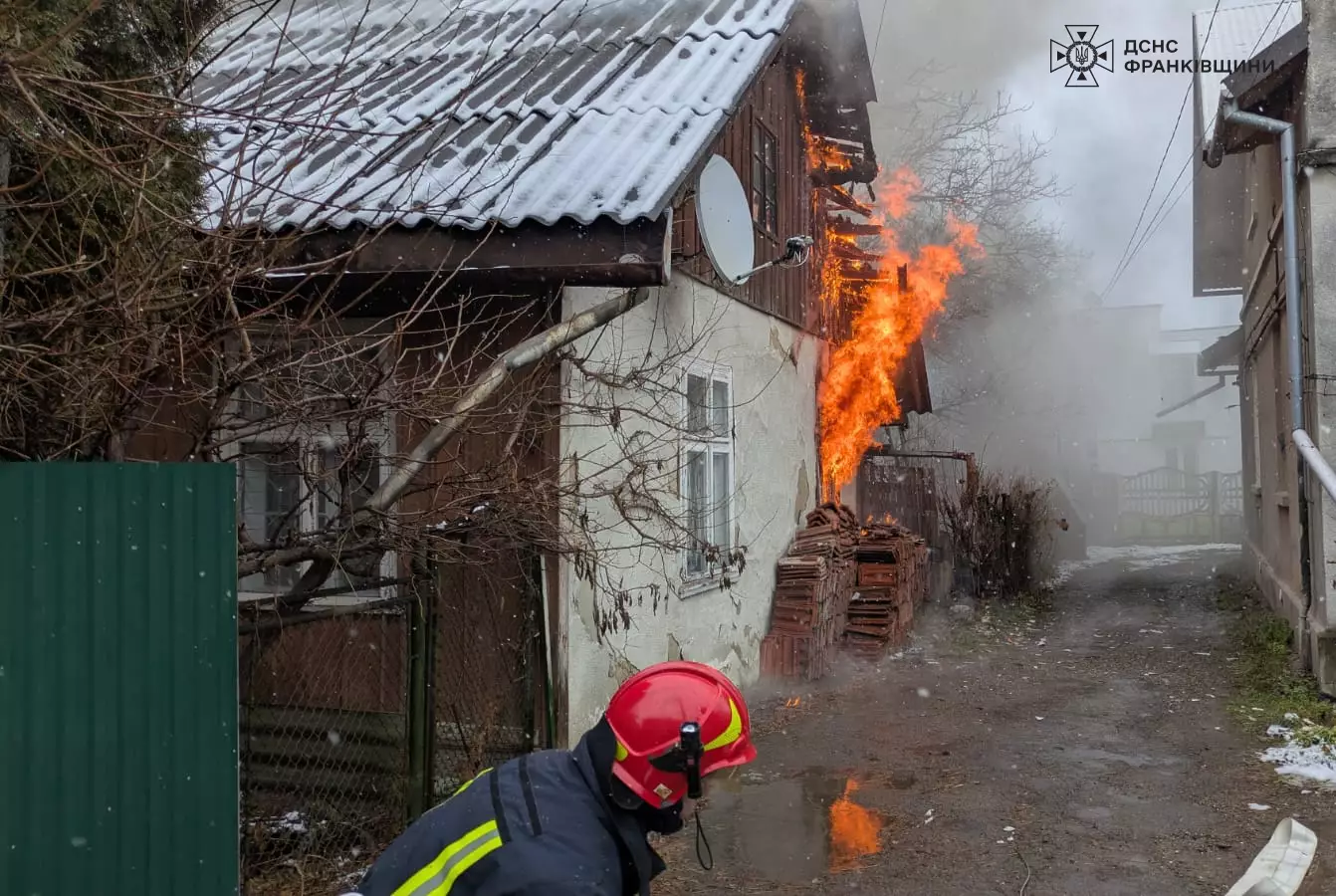 У Коломиї під час пожежі загинув 86-річний чоловік (ФОТО З МІСЦЯ)