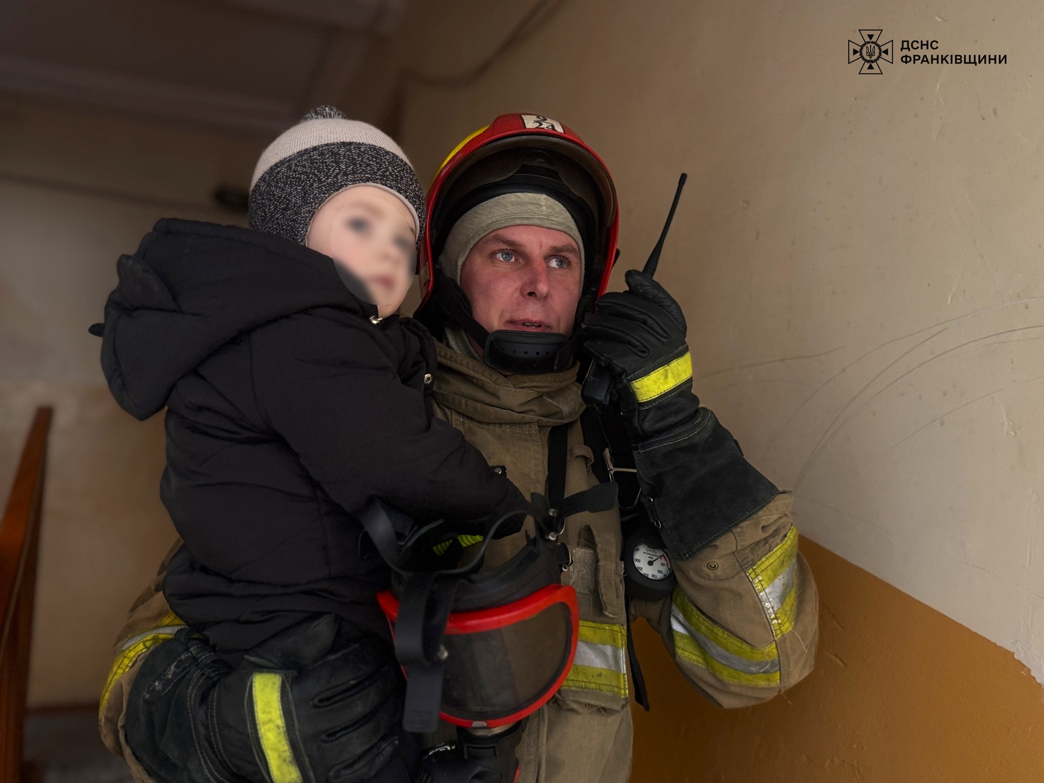 У Франківську на пожежі загинули мати та син, ще двох людей — евакуювали рятувальники (ФОТО, ВІДЕО)