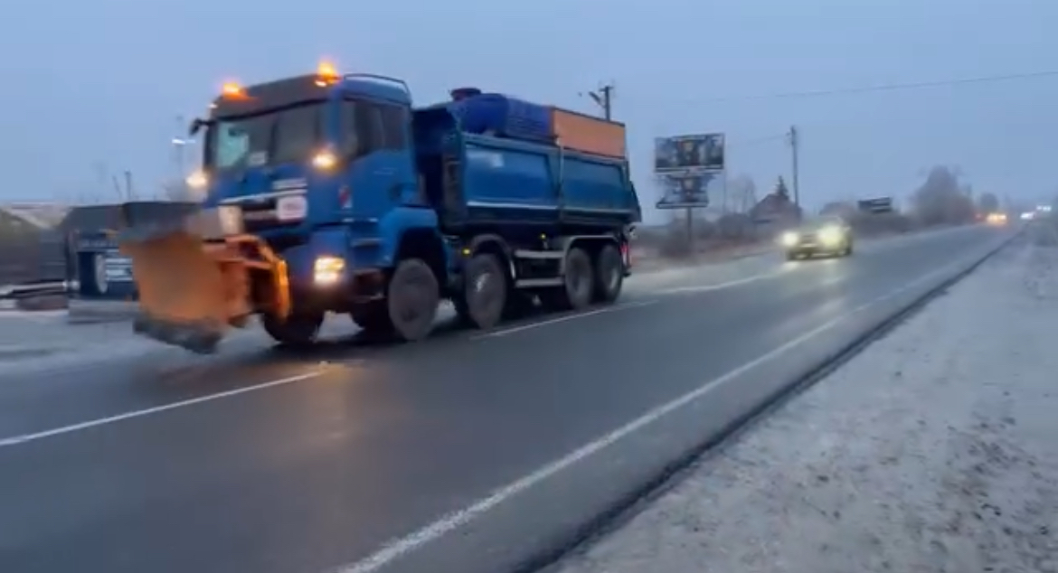 На дорогах Франківщини через ожележ працює спецтехніка: всі державні дороги проїзні, інформує влада