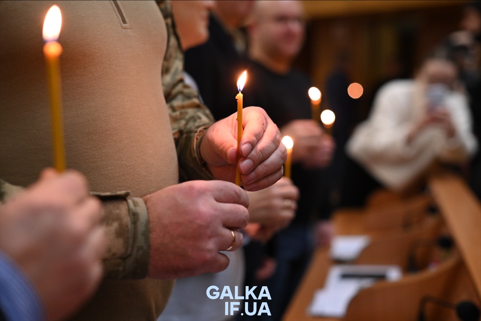 Пластуни передали Вифлеємський вогонь депутатам Івано-Франківської міської ради (ФОТОРЕПОРТАЖ)