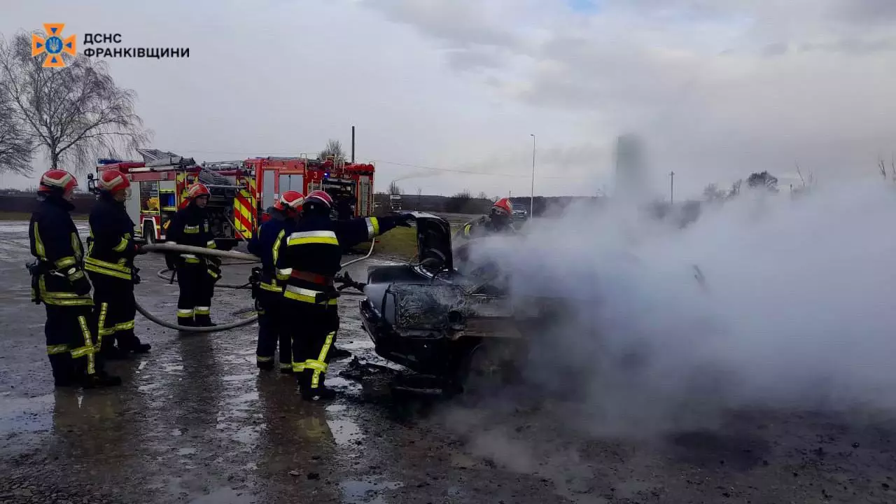 У Галичі горіло авто: постраждали двоє людей (ФОТОФАКТ)