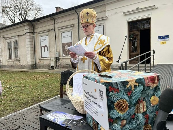 “Я писала Миколаю, що хочу миру в Україні”: Святий Миколай зачитував листи від маленьких франківців