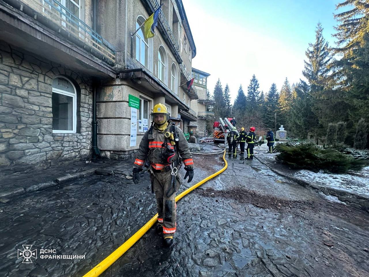 На Надвірнянщині горів санаторій: евакуювали 102 людей (ФОТО)