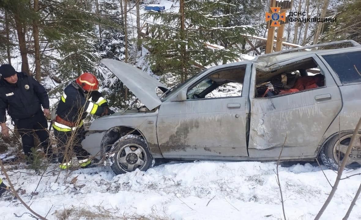 На Верховинщині перекинулася автівка: водія затиснуло всередині (ФОТО)