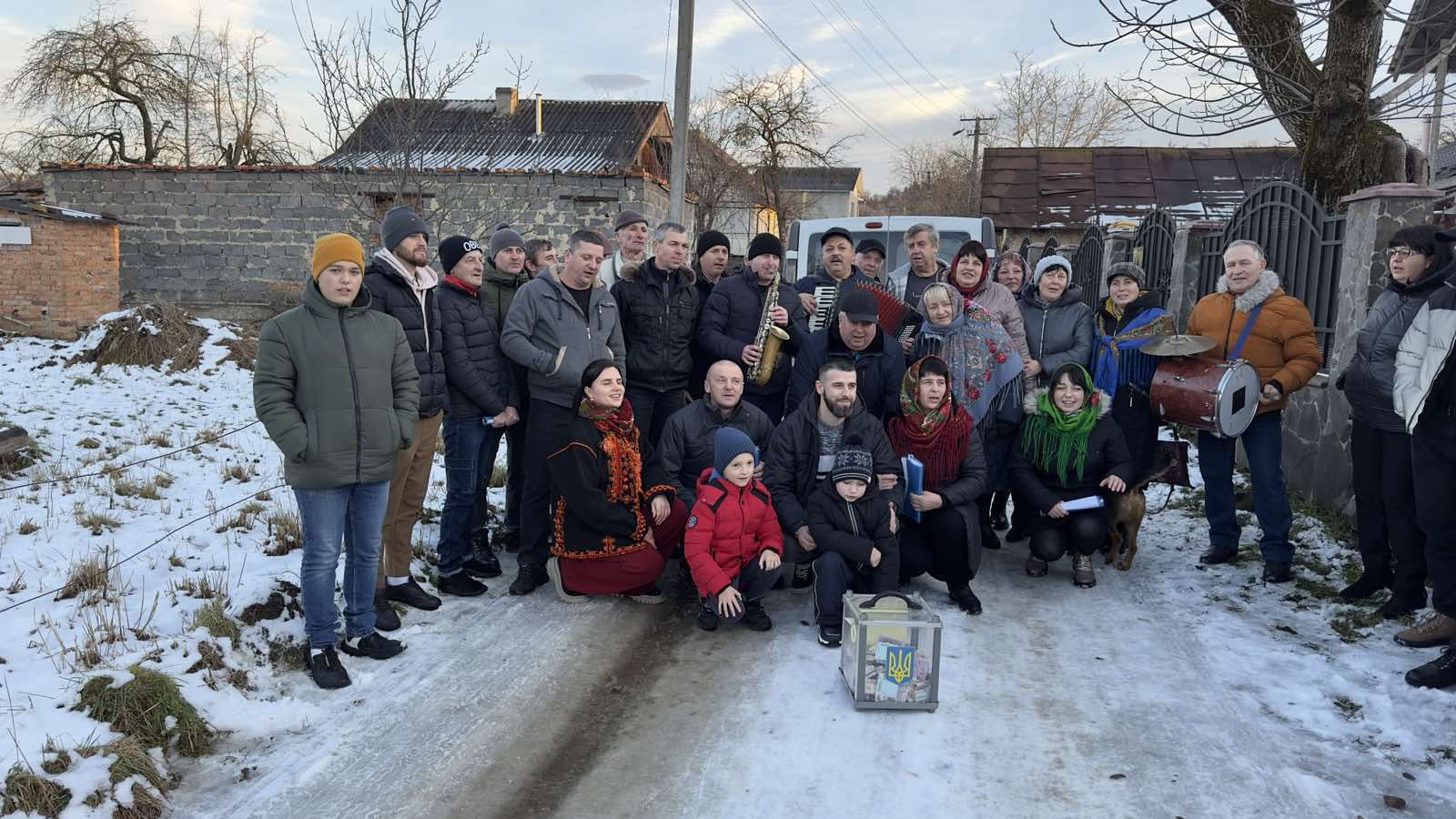 У селі Вістова колядники зібрали понад 115 тисяч гривень, 200 євро та 10 доларів на ЗСУ (ФОТОФАКТ)