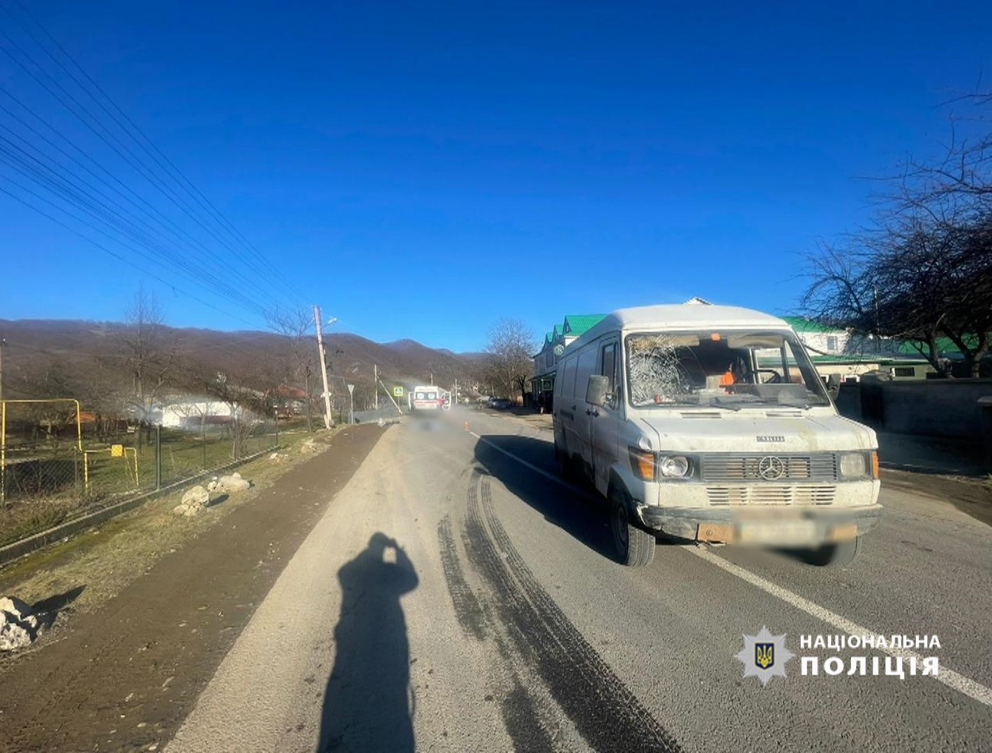 На Косівщині під колесами Mercedes загинув велосипедист (ФОТО З МІСЦЯ)