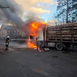 У Болехові горіла вантажівка з деревиною (ФОТО)