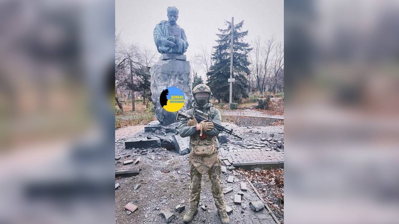 На Донеччині росіяни обстріляли пам’ятник Шевченку, який подарував Калуш