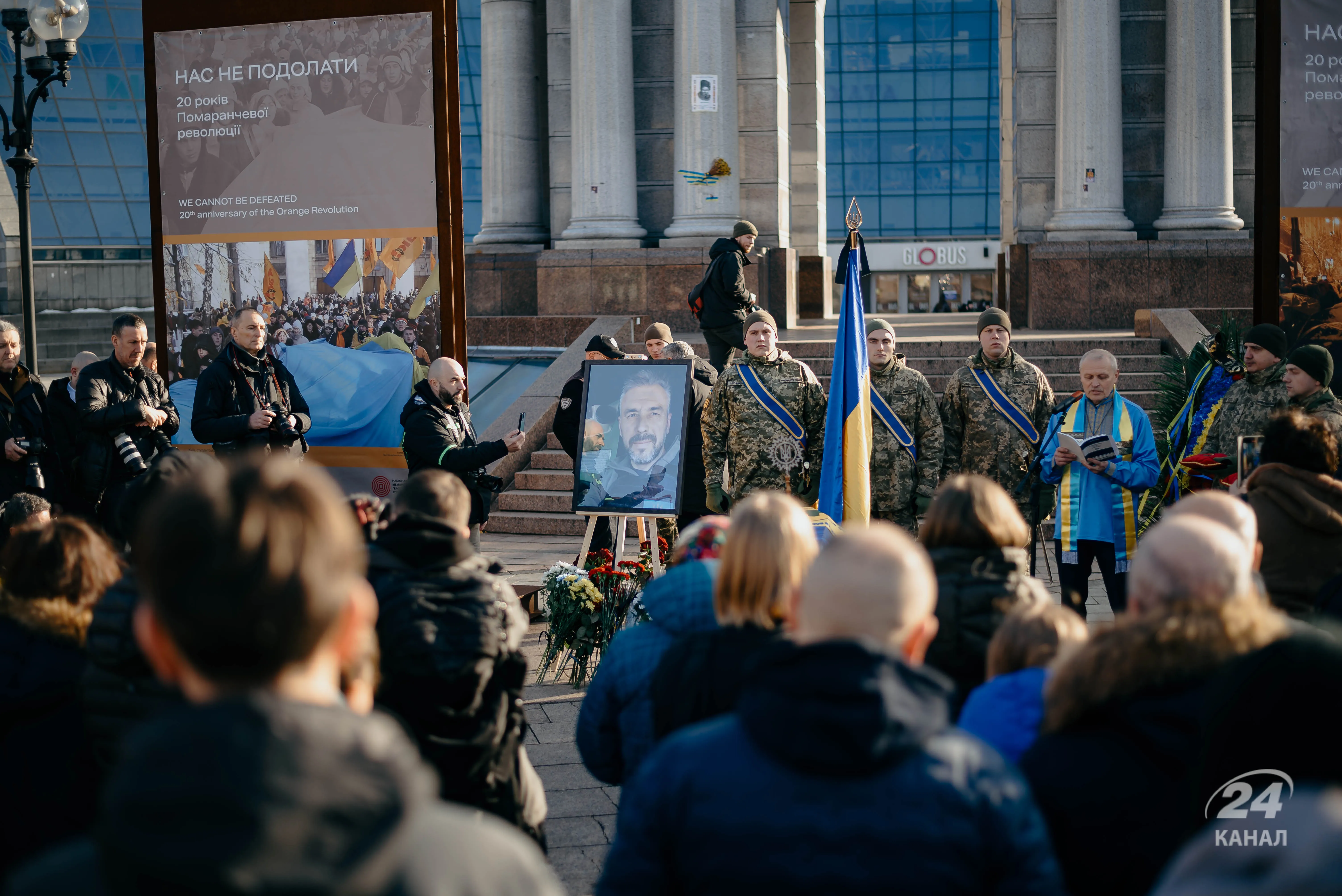 Люди стояли навколішках: на Майдані попрощалися з прикарпатським воїном та кореспондентом Русланом Ганущаком