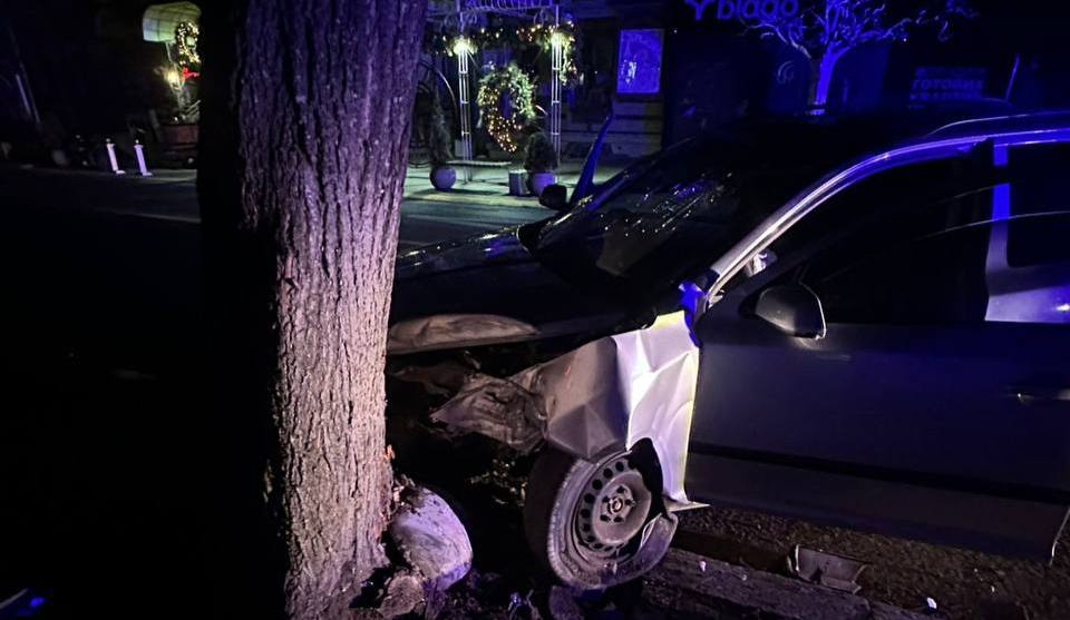 У центрі Франківська Skoda знесла огороджувальні стовпці та врізалася в дерево (ФОТО)