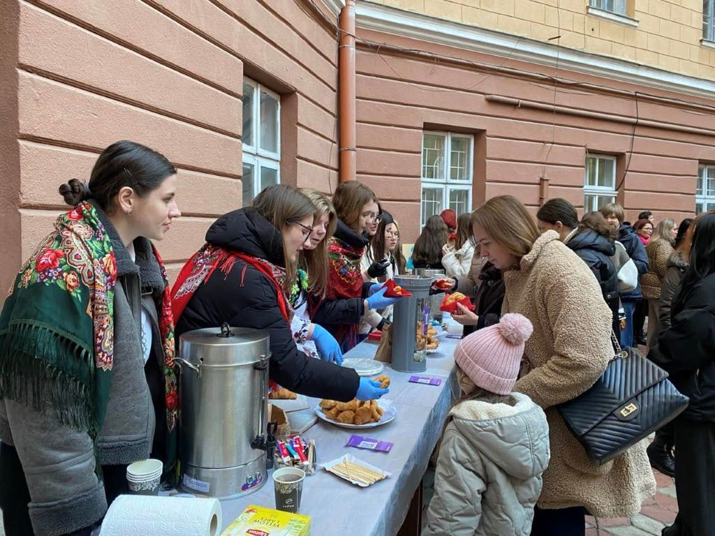 Студенти-медики на розколяді в Івано-Франківську зібрали понад 30 тисяч гривень на ЗСУ