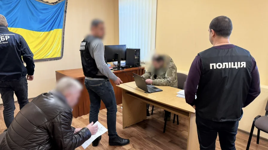 Правоохоронці викрили 13 військових посадовців у 9 областях, які нарахували собі 13 млн грн виплат