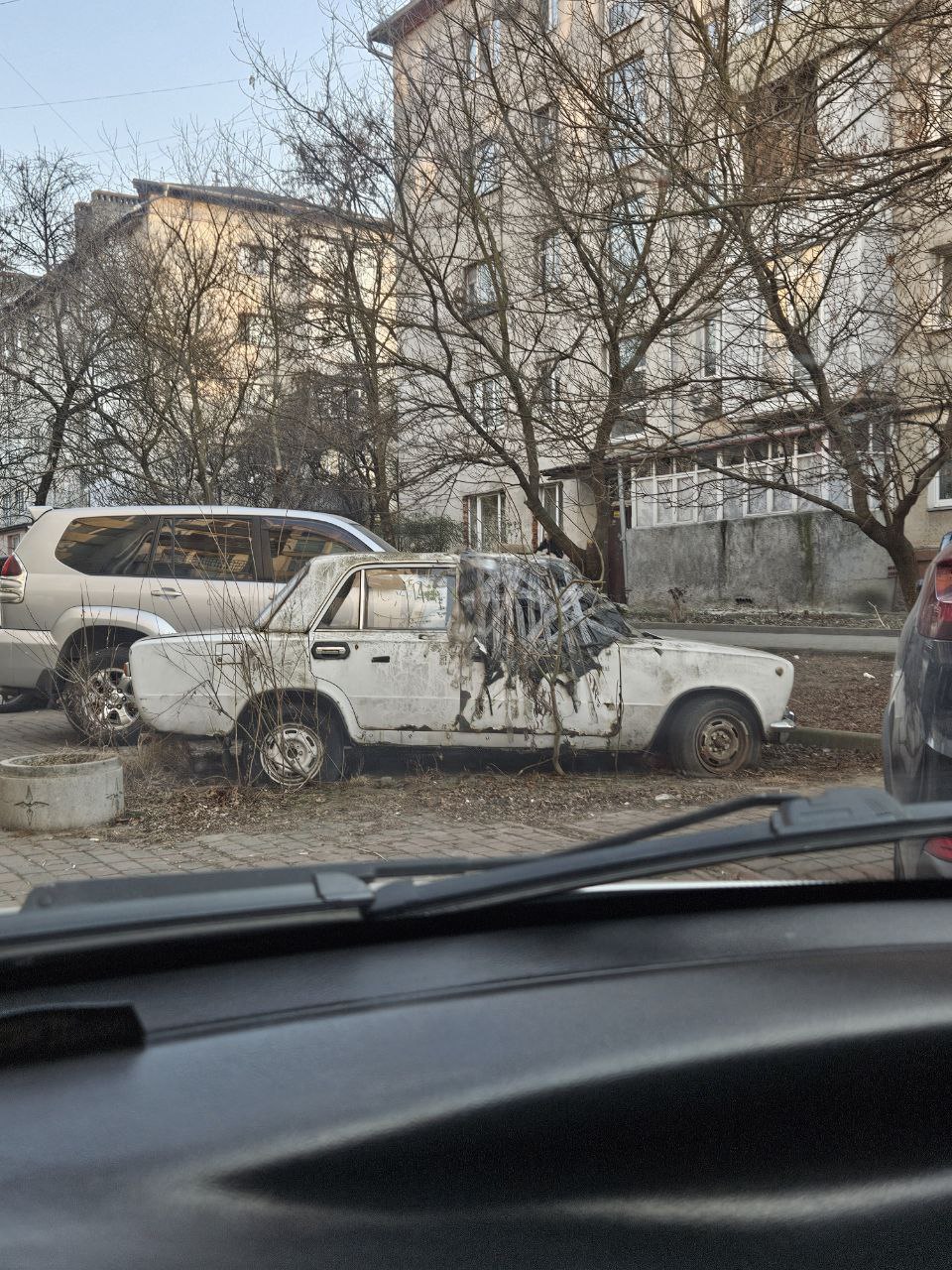 Підказка комунальникам: покинуті автомобілі на вулицях Франківська (ФОТО, АДРЕСИ)