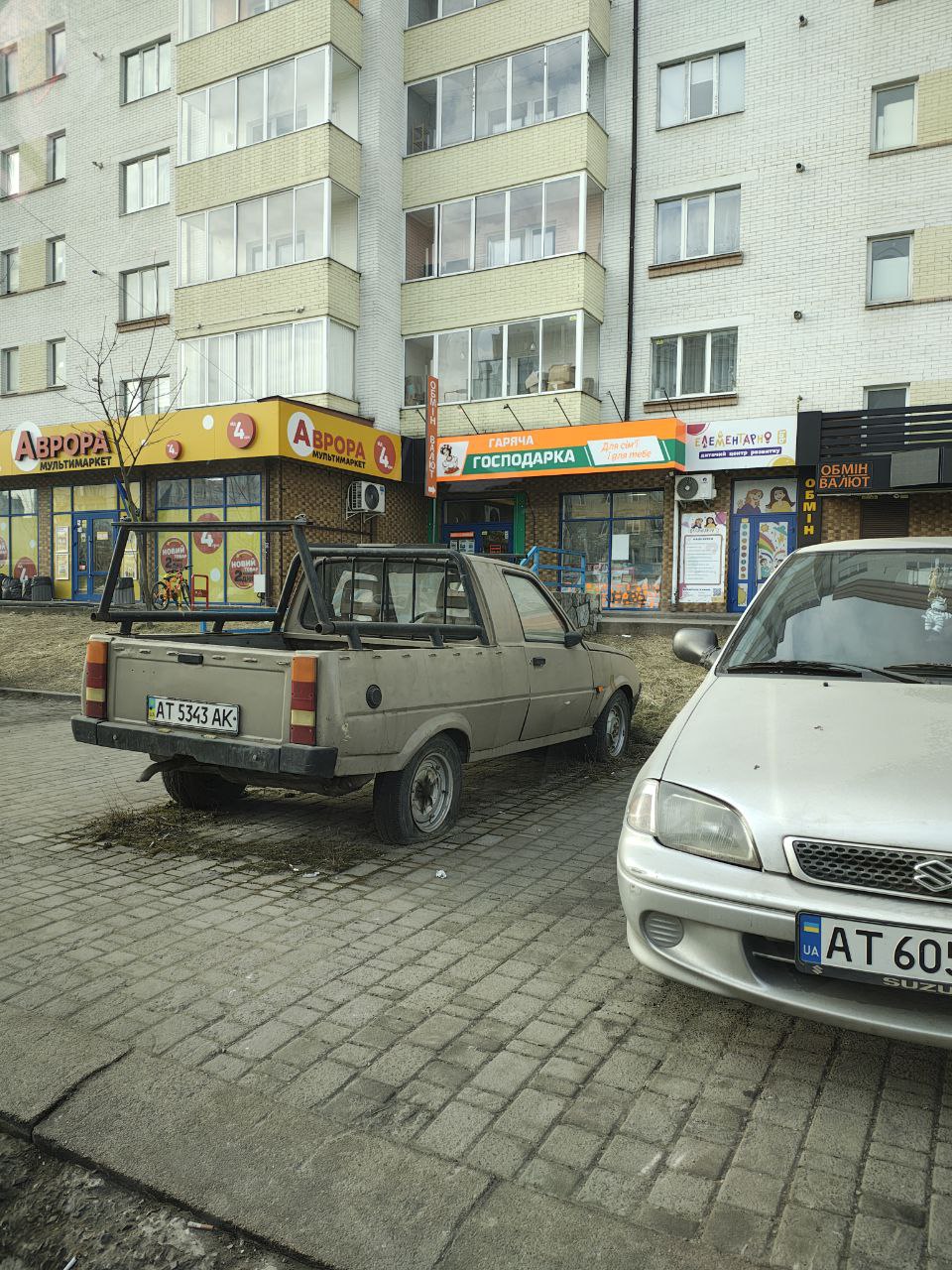 Підказка комунальникам: покинуті автомобілі на вулицях Франківська (ФОТО, АДРЕСИ)