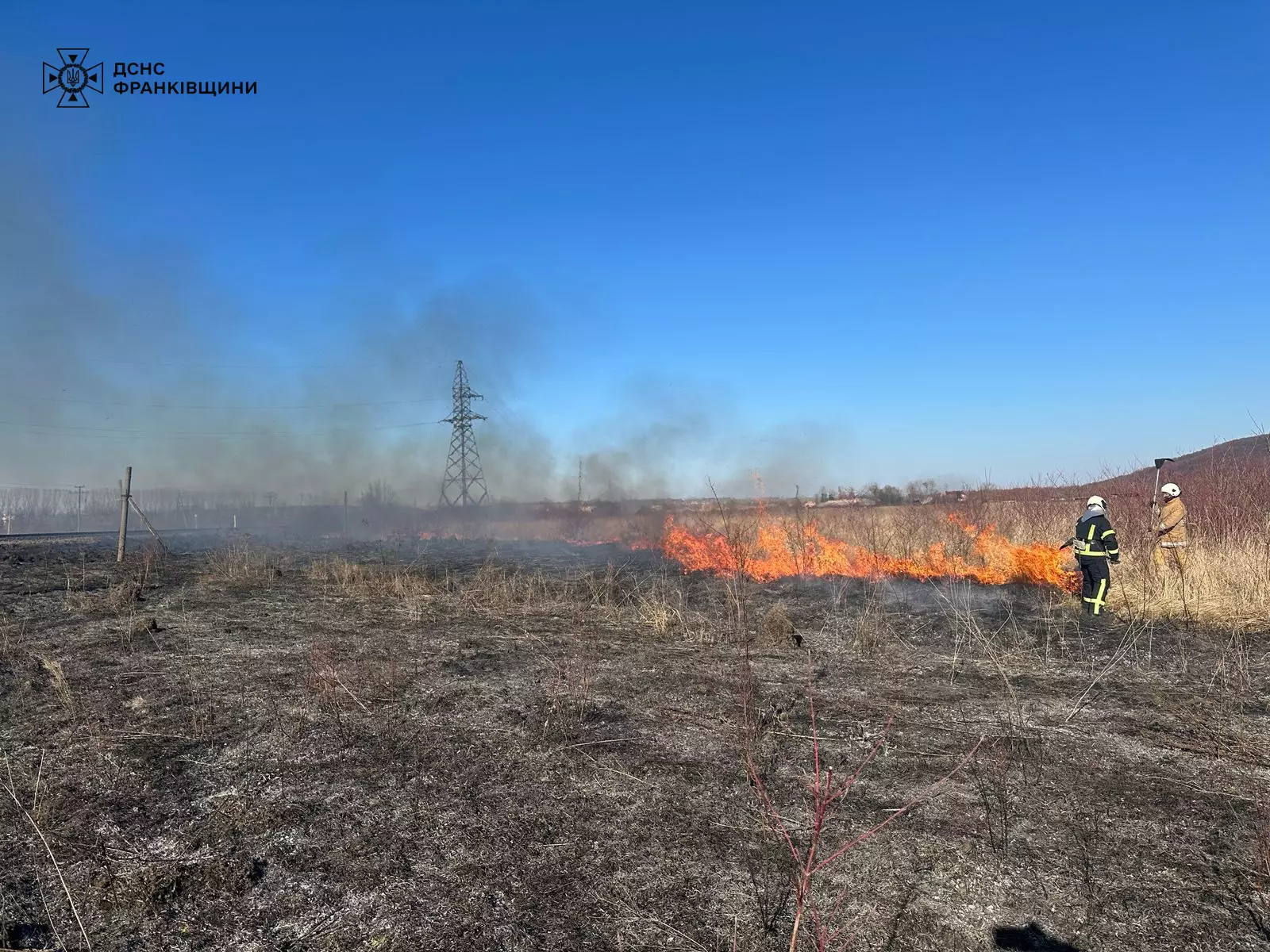 400 метрів квадратних: на Калущині палала суха трава (ФОТО)